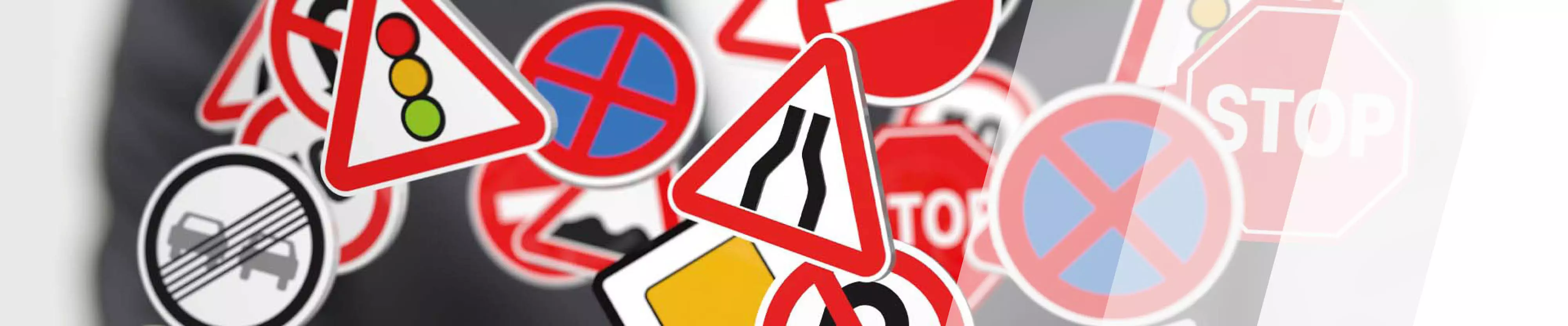 Verschiedene Straßenschilder