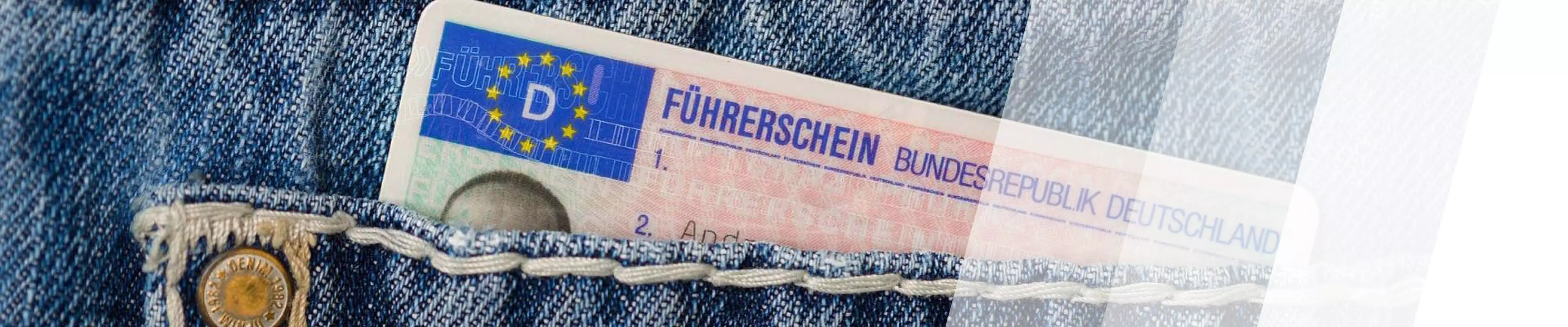 Führerschein schaut aus einer Hosentasche heraus